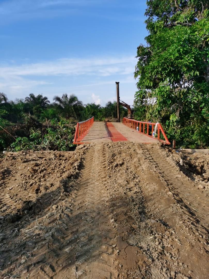 Steel bridge construction in Sarawak